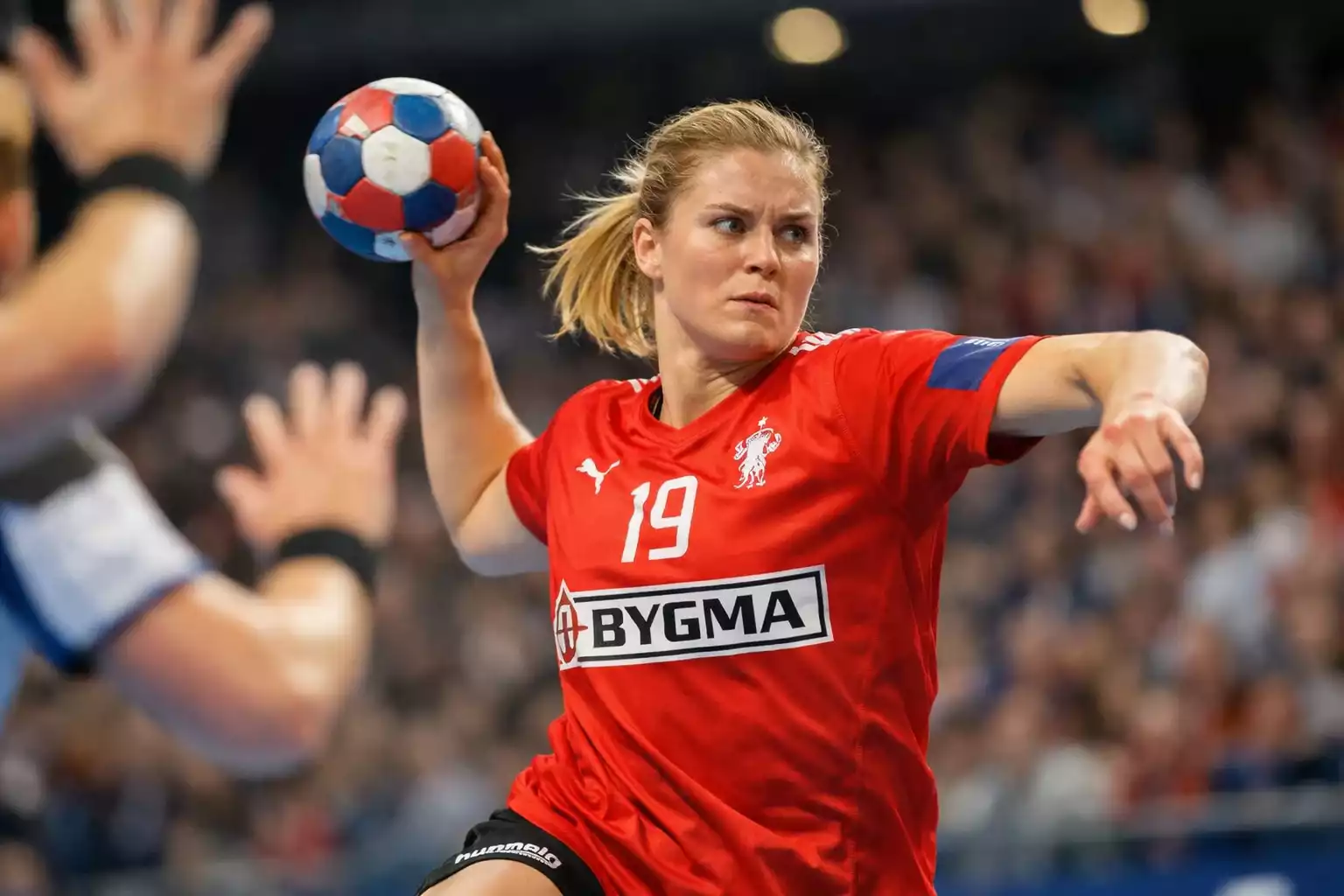 Dansk bagspiller i angrebsposition klar til at skyde mod mål