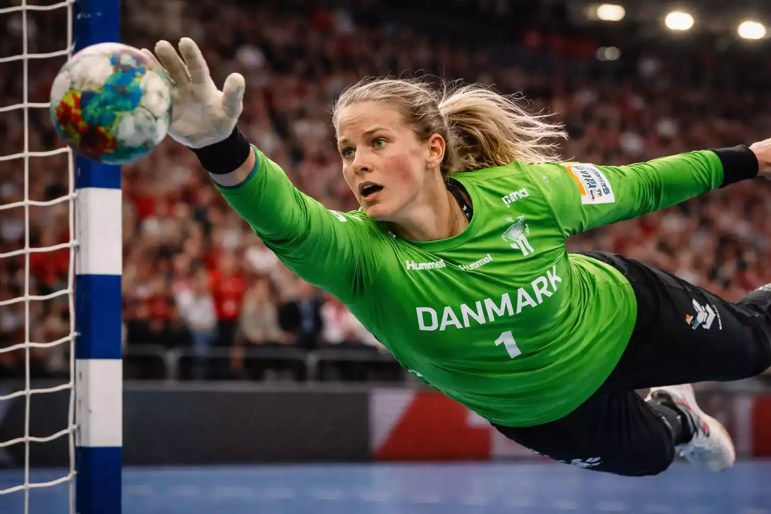 Dansk målmand i aktion under en intens landskamp med strakt redning