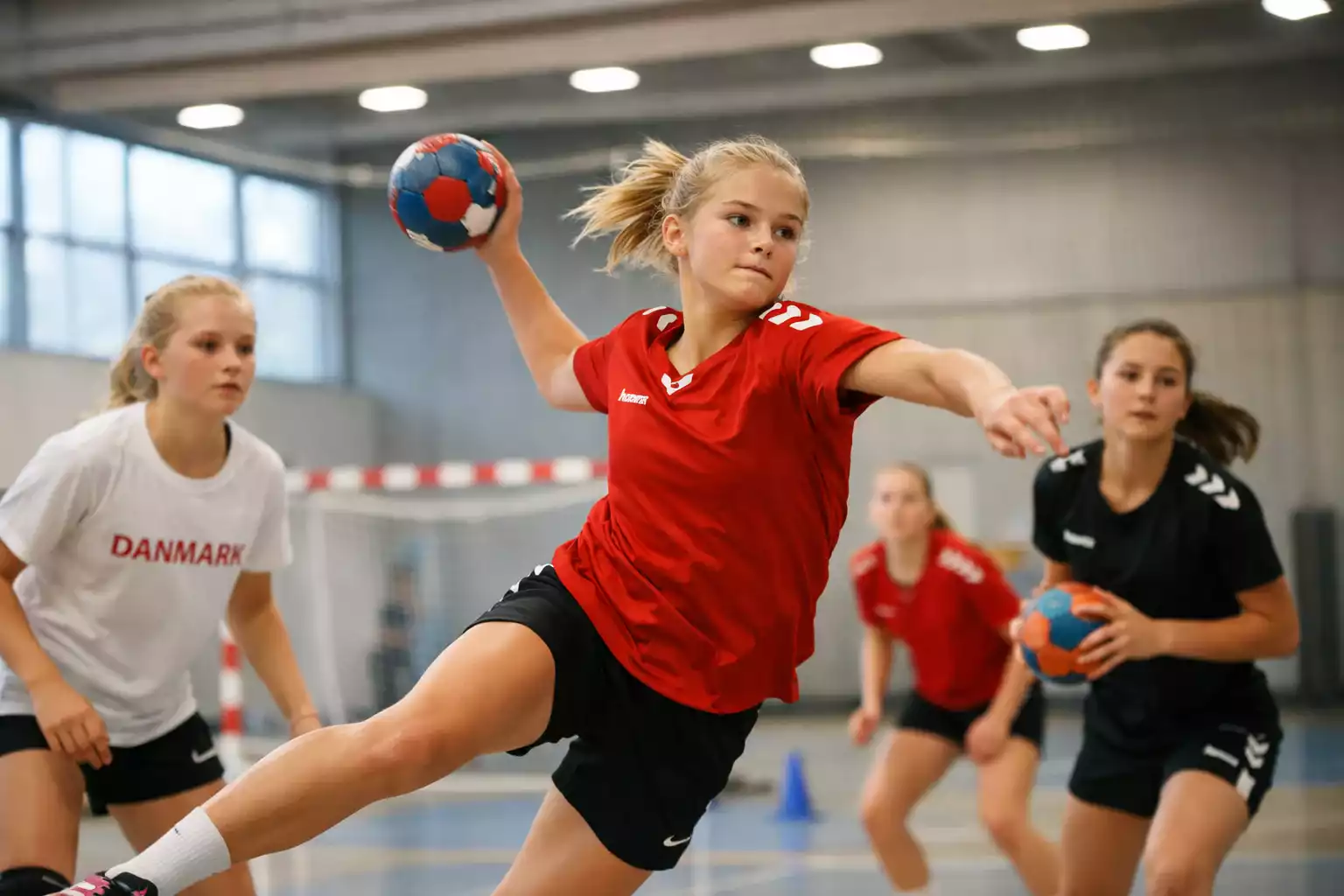 Unge danske håndboldspillere træner sammen med fokus og dedikation